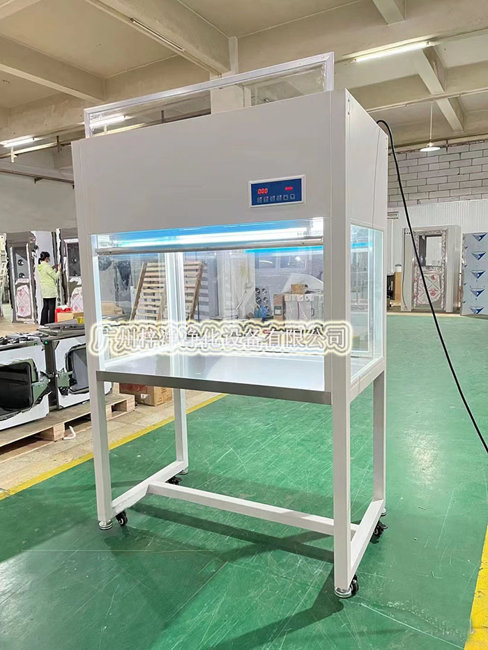 潔凈工作臺底部配備排風系統，通過高效過濾器凈化后的空氣從下而上流過潔凈工作臺臺面，實現自凈效果。